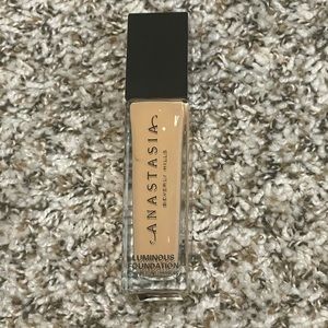 Anastasia Beverly Hills foundation , brand new . 240W